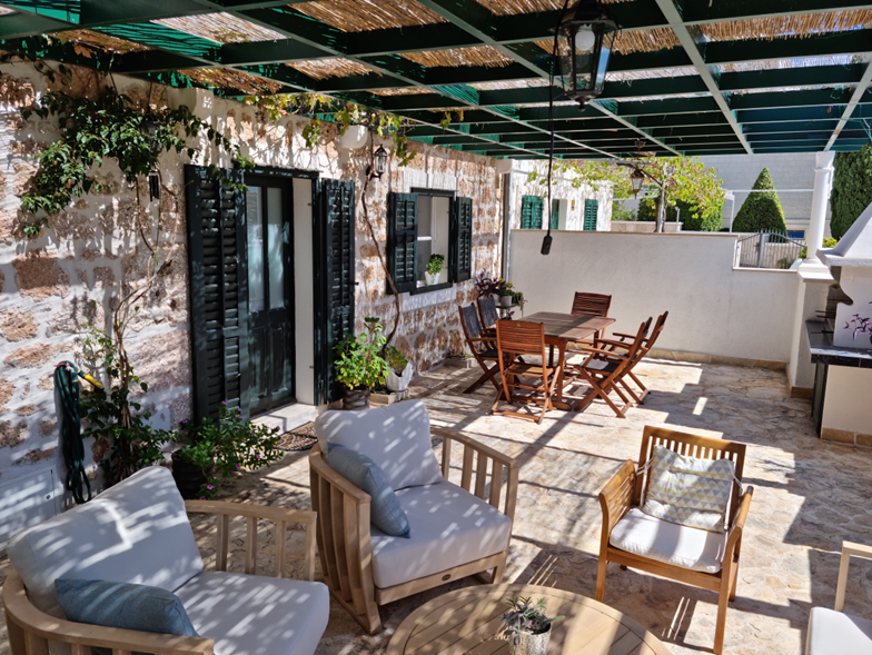 Front yard - coffee and barbecue area